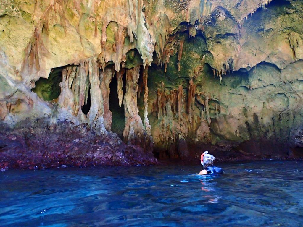 Rocky Dundas: snorkel caverns south of Cambridge Cay